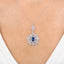 Elegante ketting met blauwe synthetische saffier en zondesign